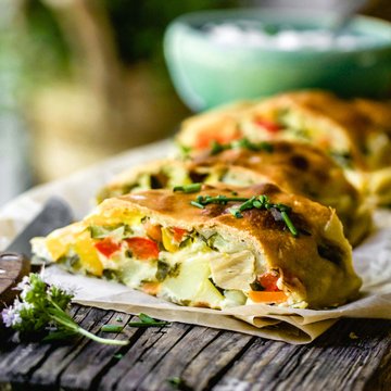 Gemüsestrudel mit Kräuterdip frisch gebacken und geschnitten