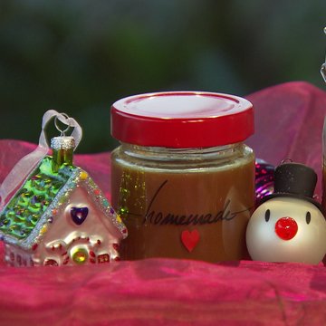 Karamellsauce selbstgemacht mit weihnachtlicher Dekoration