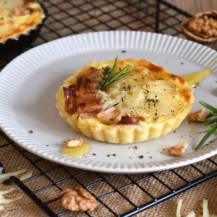 Almkönig-Tartelettes mit Birnen und Speck | Salzburg Milch