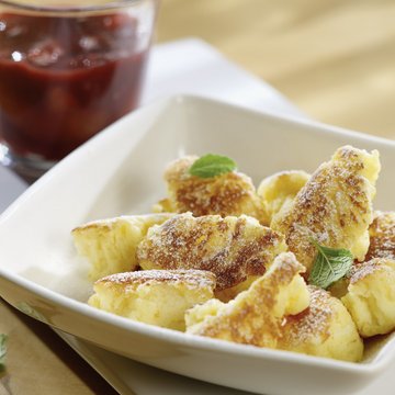 Topfenschmarrn angerichtet mit Zwetschkenröster im Hintergrund