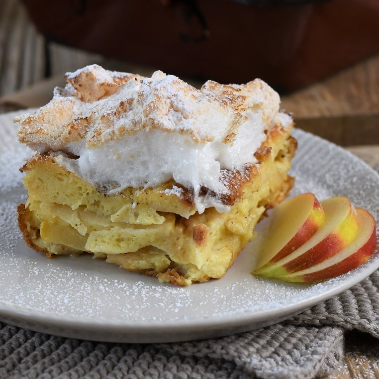 Der Nachtisch Scheiterhaufen, angerichtet auf einem Teller mit Äpfeln