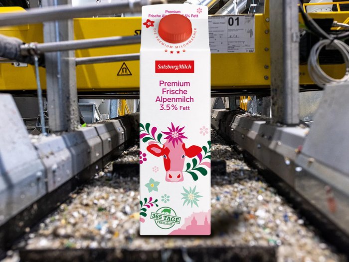 SalzburgMilch Alpenmilch 3,5% Fett auf Förderband in Produktion.